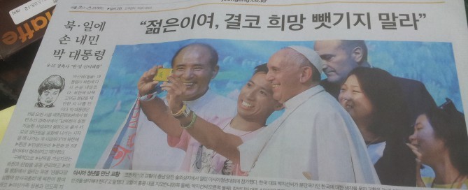 Koreanische Zeitung mit Papst Franziskus