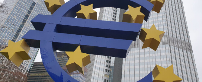 Euro-Symbol vor dem ehemaligen EZB-Gebäude in Frankfurt