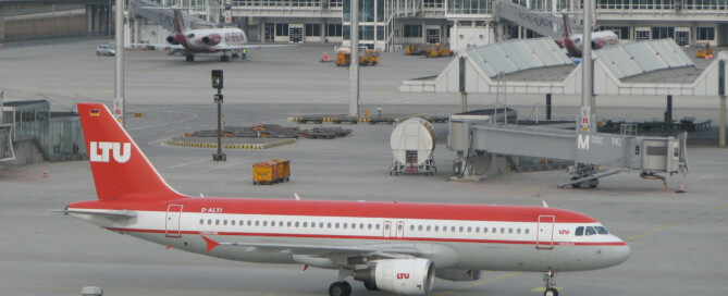 Flugzeuge von LTU und Air-Berlin am Flughafen München.